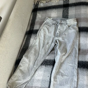 Lite större Jean från hm - Hm jeans som är gamla med loose fitt storlek 34/32. Väldigt stora i midjan samt långa. Aldrig använda där jag tycket de va för stora. Men väldigt fin färg.