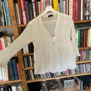 Vit blus - Jätte fin vit blus (om inte kanske lite skrynklig) köpte second hand men använde aldrig.