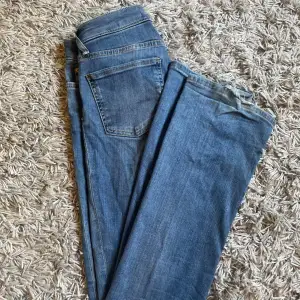 Säljer dessa jättefina bootcut jeans från zara då då de blivit lite för små för mig! Lite upprivna längst ner som ni ser på sista bilden då de va lite för långa för mig🤗🤗