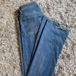 Zara bootcut jeans - Säljer dessa jättefina bootcut jeans från zara då då de blivit lite för små för mig! Lite upprivna längst ner som ni ser på sista bilden då de va lite för långa för mig🤗🤗