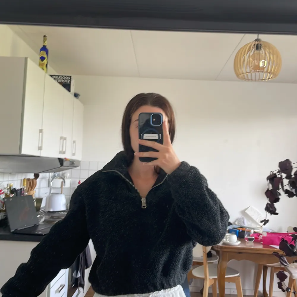 Semi cropped, double lined, very thick sweater. Hupparit & Collegepaidat.