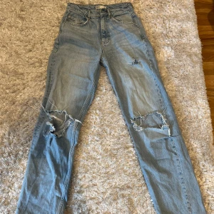 Ljusblå jeans  - Säljer nu dessa jeans med hål från Ginatricot💕💕