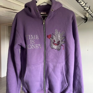 Zip tröja - Cool zip tröja köpt av ett uf företag, använd fåtal gånger😊