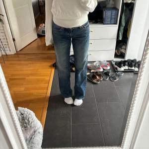 Jeans från weekday storlek 27/32 Använda 1 gång 