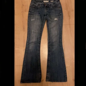 Lågmidjade mörkblåa jeans  - Mina favoriter, som har tyvärr blivit försmå. Jag säljer dessa i inprincip nyskick. Mörkblåa jeans som är lågmidjade. De sitter snyggt därnere och sitter bra vid rumpan.
