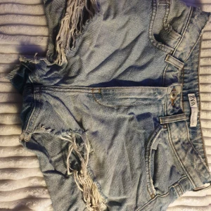 Jeans shorts  - Snygga shorts från zara, väll använda 