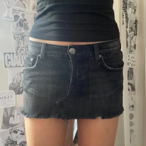 Lågmidjad jeanskjol - Jätte lågmidjad svart jeanskjol från märket Moto! Storlek 38, medium. 🖤