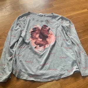 Långärmad grå tröja med stor röd rosa ros i mitten. - Ny och hel