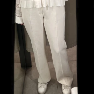 Linnebyxor zara  - Supersnygga efterfrågade linnebyxor i bootcut modell från zara! Säljer dessa linnebyxor då de är för små och aldrig kommit till användning, därav är prislappen kvar.         På bilden är jag 172cm💕