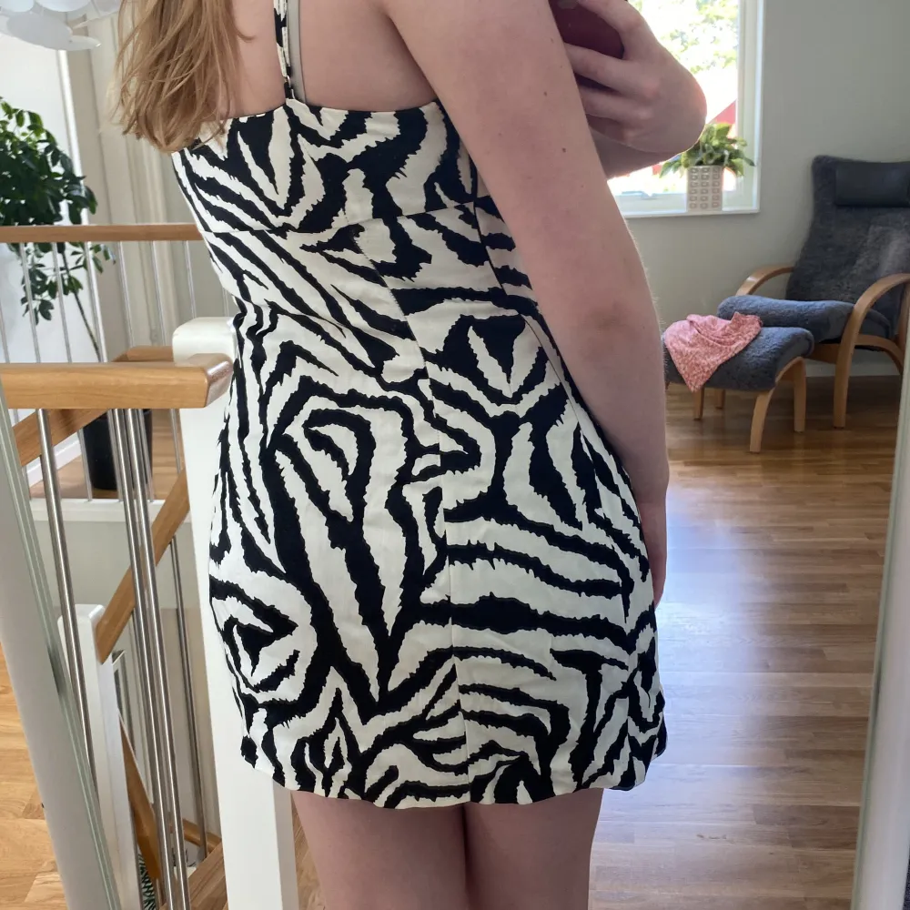 En fin zebra klänning, nästintill helt oanvänd. Skriv privat för mer info❤️. Mekot.