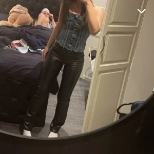 Lågmidjade skin byxor och jeans topp - Säljer både topp och byxor.  Skinbyxor: lågmidjade, storlek 36 (små u storlek), använda 1 gång, köpta på bik bok. Pris: 300 Topp: jeanstopp köpt på zara, använd 1 gång, storlek M (små i storlek). Pris: 200 Säljs då de blivit för små på mig