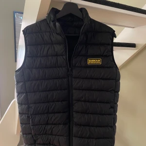 Barbour väst - Väst från Barbour, Endast testad, nyskick, passform Slim, storlek M. NYPRIS 1700kr