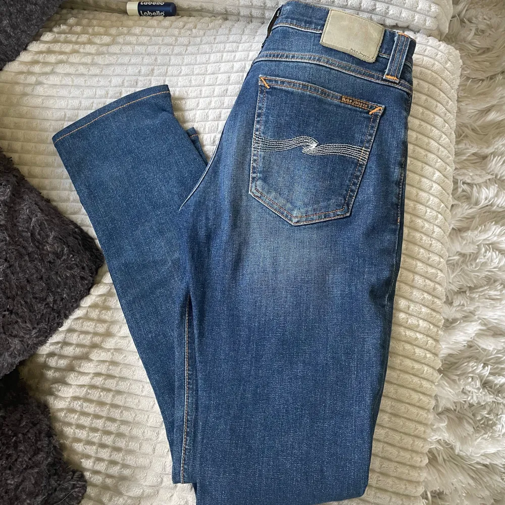 Tjena, säljer nu dessa feta nudie jeans som är i nyskick, jeansen har ej några skador eller defekter då dom knappast har använts. Kontakta för fler bilder eller frågor . Jeans & Byxor.