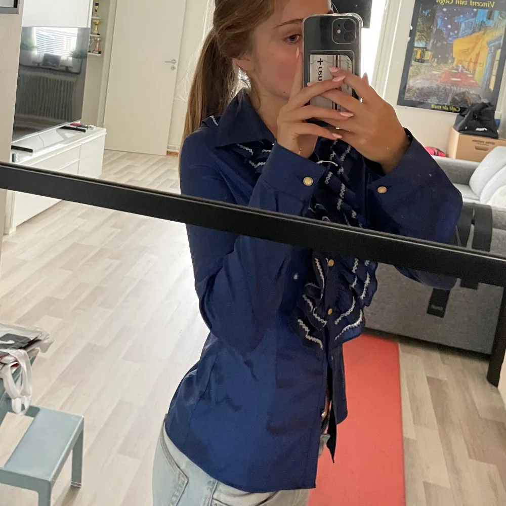 Vintage blus, köpt på beyond retro Storlek: 2, antar är från usa Jag är s och passar perfekt. Puserot.