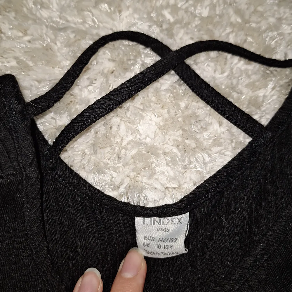 Fin svart tshirt från lindex barnavdelning i stolrkw 146/152 men passar xs-xxs . T-paidat.