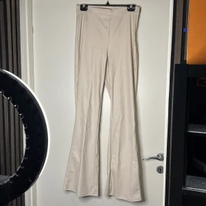 Läder/skinn byxor ginatricot - Beige färg i storlek M. 