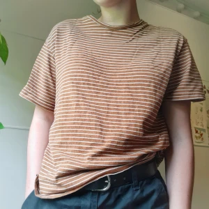 Oversized t-shirt - Oversized randig T-shirt som jag säljer pga inte min stil längre. Köpt på sellpy, har använt väldigt få ggr och skulle säga att den är i mycket bra skick. Köparen betalar frakt, skriv om fler bilder eller frågor! 😊💞