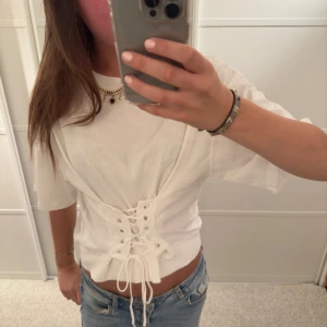 vit T-shirt med knyt snörning i midjan - I super bra skick! Inga fläckar eller liknande💖 köp gärna genom köp nu🥰