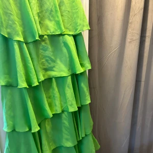 Volang klänning - Cool grön volangklänning💚