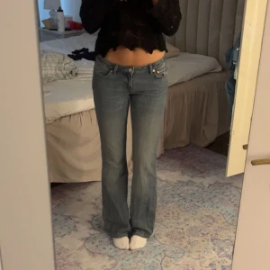Lågmidjade jeans - Skitsnygga jeans ifrån weekday använda en gång😍 Storlek 26/34🥰 använd gärna köp nu