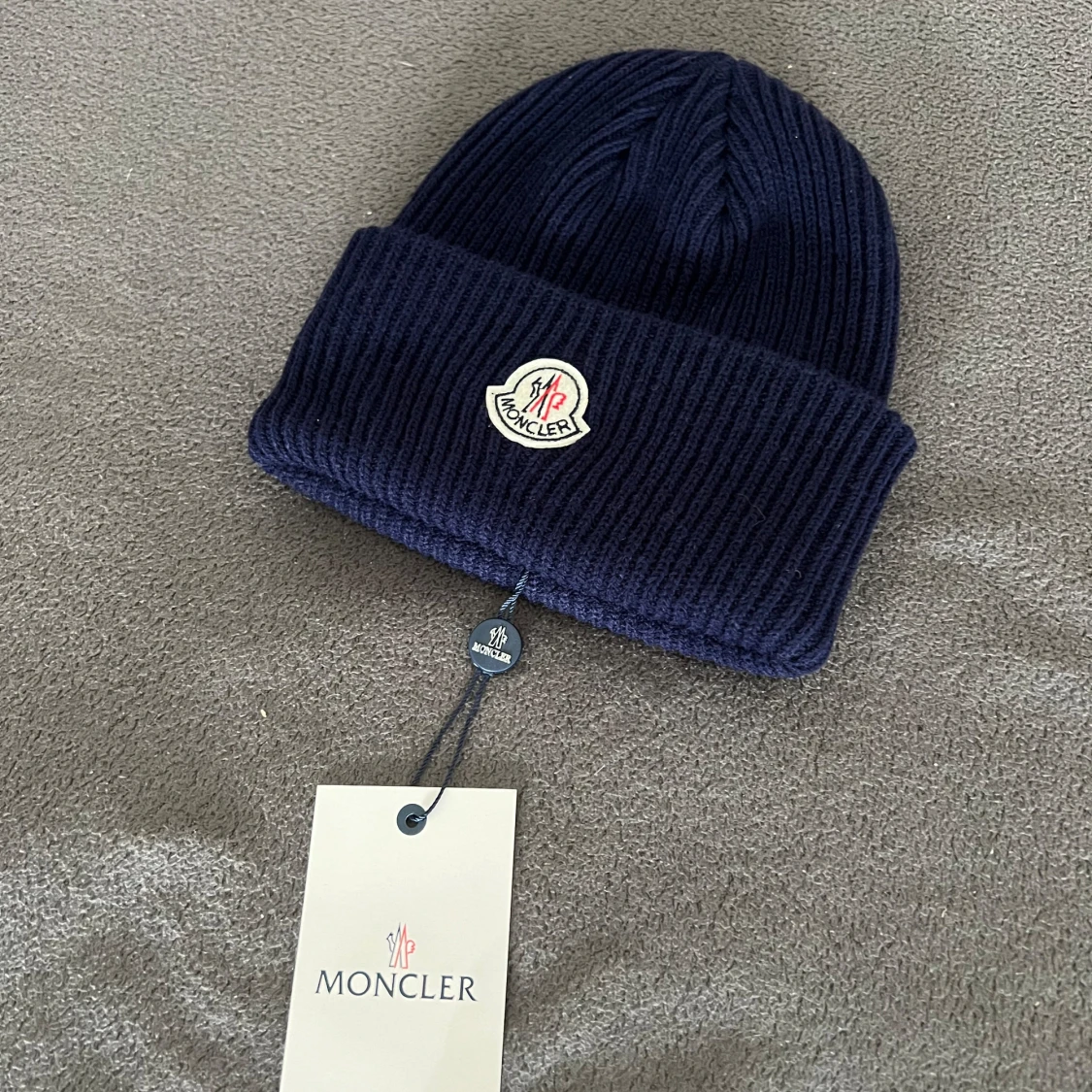 Mörkblå ribbad mössa från Moncler - 90