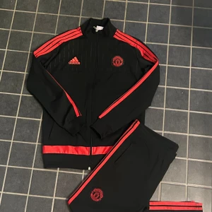 Man utd set  - Säljer detta fina Man Utd set som endast varit använt vid 3 tillfällen. Skicket är på topp. Storlek står som 176, båda plagg sitter precis som XS. Hör av dig vid frågor eller liknande 👊