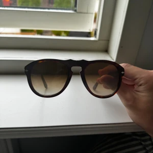 Grymt snygga solglasögon i modell Persol 3092-S-M - Galet feta solglasögon i modell Persol 3092-S-M, box tillkommer inte men kan lägga dem i en ray-ban box! inga defekter, pris kan diskuteras!