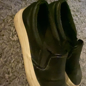 Skor  - Jätte fint skick men lite lortiga därav priset. Köpte för 499kr förra året 