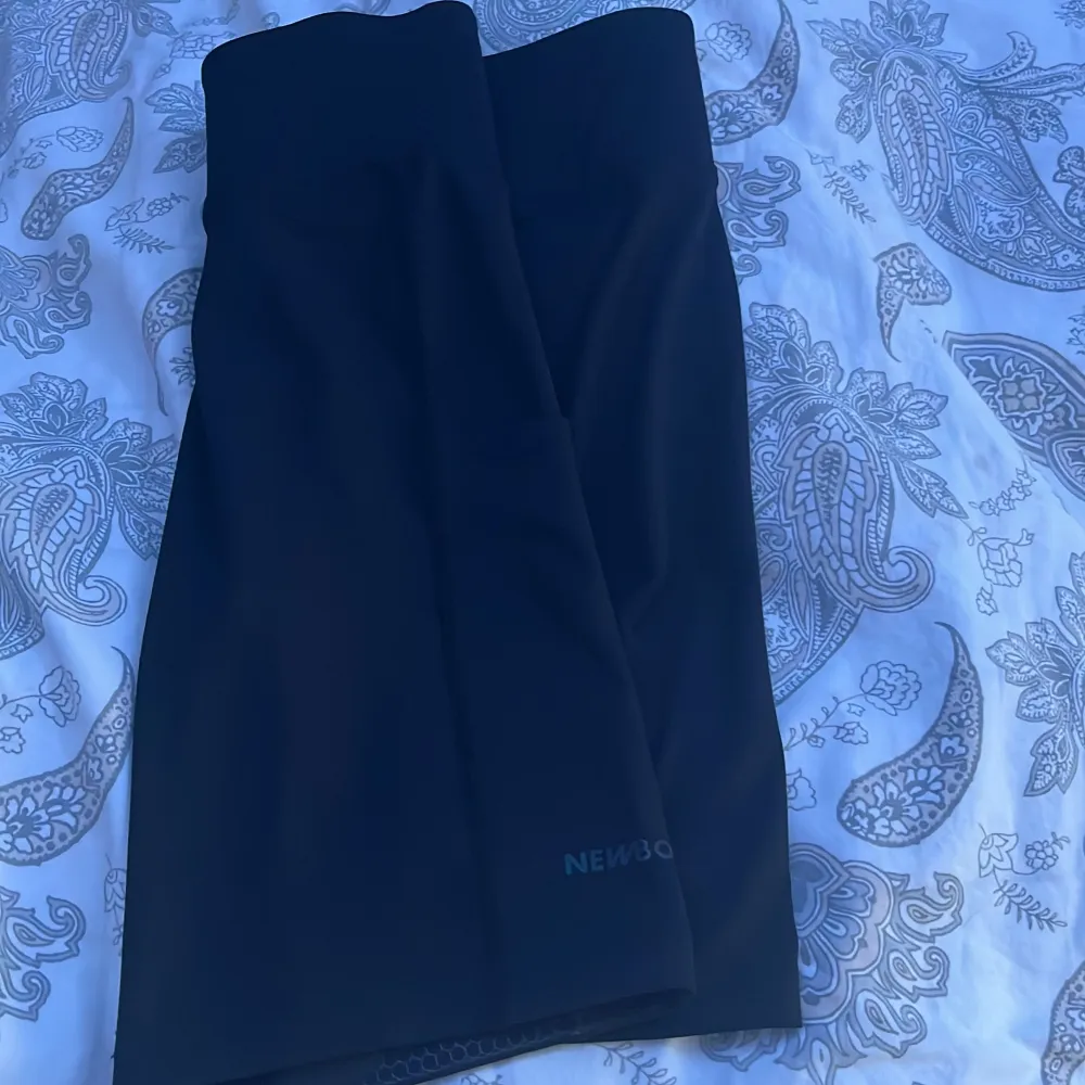 Säljer ett par svarta träningsshorts från New Body. storlek S. Perfekta för gymmet eller löprundan! använda 1 gång och har en ficka för mobil eller annat på sidan. Shorts.