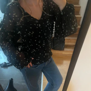 Svart blommig blus - Fin svart blus med blommor💕storlek XS men passar mig som är S också