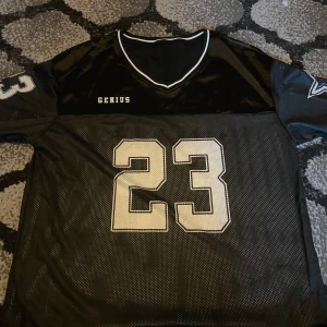 Jersey tröja  - Säljer denna fina jersey tröja! Köpte den här på Plick men kommer ej till användning så säker den vidare På baksidan står det 23