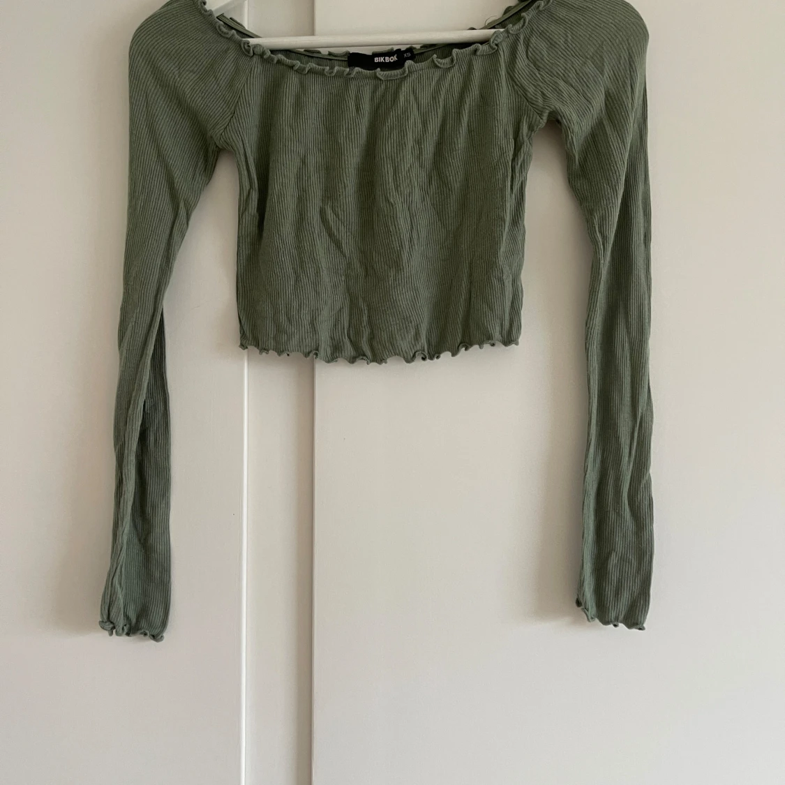 Grön ribbad topp från Bik Bok