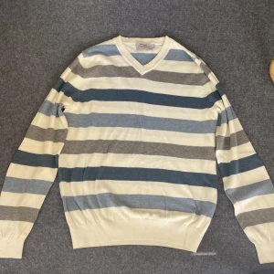 Randig stickad tröja  - En riktigt najs stickad tröja 