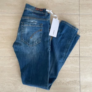 Dondup jeans George - Säljer ett par trendiga dondup jeans. Modellen är George skinny fit och storleken är waist 28. Skicket är 10/10 helt nya! Mycket lägre än nypris! Finns det några frågor så är det bara att skriva! 