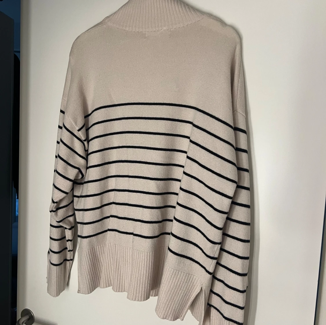 Beige-svartrandig stickad tröja  - 92