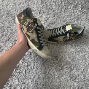 Golden goose | skor - Säljer dessa eftertraktade och sällsynta GG skorna! | Grymt skick med en tvätt kan de bli så gott som nya! Pris kan diskuteras‼️ | Storlek 42 kan passa lite större. | Självfallet äkta. | Ställ gärna frågor innan du köper!