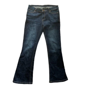 Mörkblå bootcut jeans - Ett par snygga mörkblå bootcut jeans💙Passar någon som är lite kortare, kolla måtten 🌞 Midjehöjd 19 cm Innerbenslängd 70 cm Ytterbensmått 94 cm Midjemått runtom 75 cm Midjemått tvärs över 36 cm