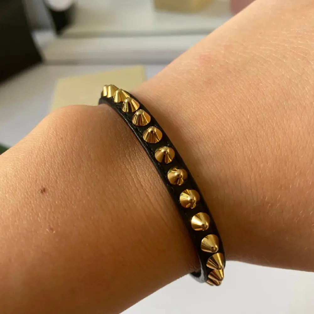 Fint Edblad armband med guld nitar och svart läder. Inte använd mycket och är i fint skick! Låda medföljer inte! . Accessoarer.