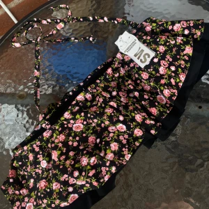 Bikiniöverdel bh från Cubus. Strl M/L - Knyts i nacken.  Står Strl L men mer som M/L :)