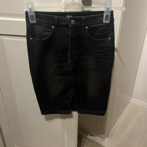 Svart jeanskjol  - Svart jeanskjol i storlek S