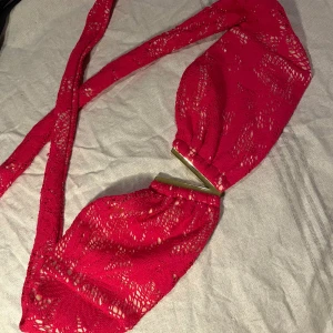 Bikiniöverdel bh från Victoria’s secret. Strl M-XL - Se bilder :)  Ingår inte ilägg men finns möjlighet till att ha det.  Ingår heller inte axelband men går att ha det med :)  Står Strl M men väldigt stretchig så passar upp till XL :)
