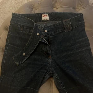 Miss sixty Jeans - Skitsnygga knappt använda Miss Sixty jeans i storlek S🥰 Jättesnygga och trendiga jeans i ett rimligt pris💋 säljer pga lite för små för mig💕
