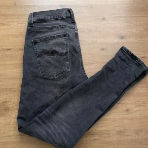 Nudie jeans - Säljer mina nudie jeans som har sjukt snygg passform, en slim fit som är väldigt trendigt idag! Funkar till alla outfits och har inte använts mycket. Inga skador och skavanker!