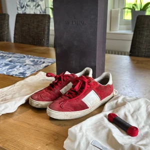 valentino flycrew !!! 41/42 - Lite slitna men har mycket att ge lite släpp på sulan men går att limma eller sy kan ta byten med 