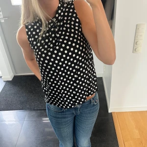 topp - prickig svart topp, strl S