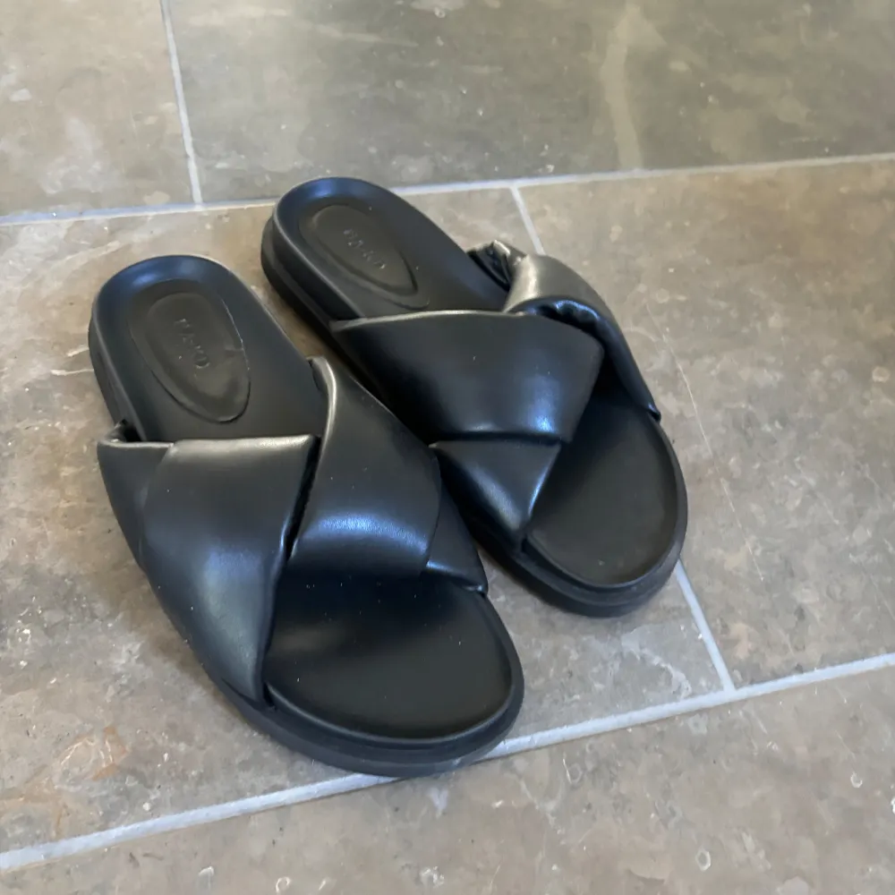 Sandaler från NA-KD. Knappt använda. Strl 38. Pris 150 kr. . Skor.