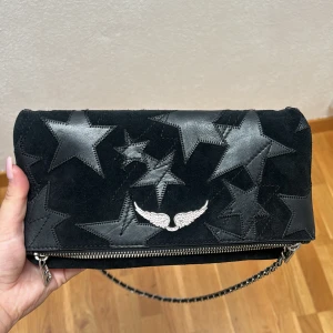 Zadig & voltaire väska - Köptes för ca 3.5 år sedan på NK i Göteborg, väskan är en limited edition. Säljer för att jag inte använder den. Har tyvärr inget kvitto på väskan. 