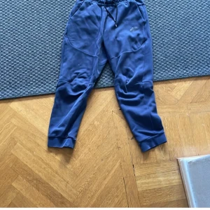 Mörkblå tech fleece byxor  - Bra skick och nypriset är 950kr