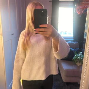 Stickad tröja - Super mysig stickad tröja, sticks inte alls💖💖