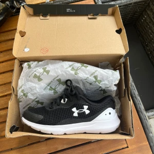 Nästan oanvända Under Armour löpskor  - Löpskor från Under Armour (dam) från XXL. Numera slutsålda på hemsidan.  Använda två gånger (därav kan ej returneras). Enda tecken på användning är lite smuts på sulan. Säljer pga för små.   Storlek: 37.5  Originalpris hos XXL: 350kr